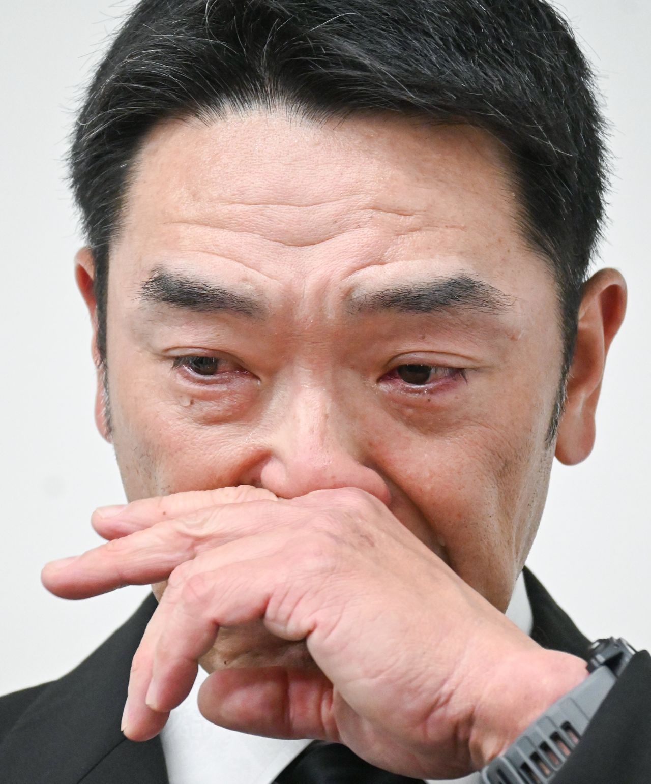 辞任会見の阿部慎之助氏(時事)
