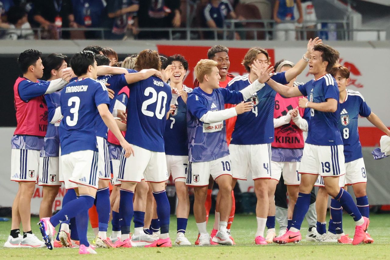アイスランド戦の後半、先制ゴールを決め、祝福される小川航基選手(右から2人目)=31日、東京・MUFGスタジアム(時事)