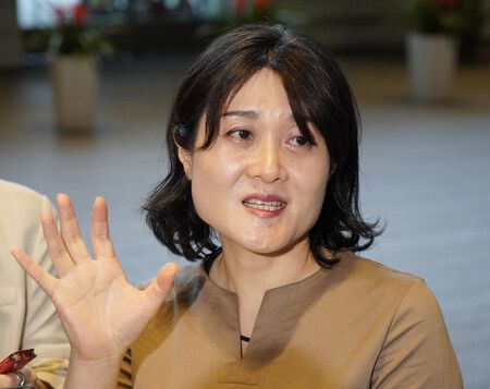 記者団の取材に応じる東野篤子筑波大教授=8日午後、首相官邸