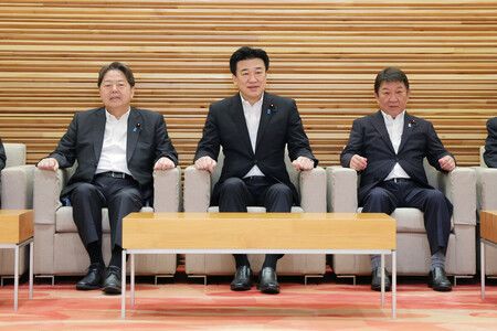 閣議に臨む木原稔官房長官(中央)ら=16日午前、首相官邸