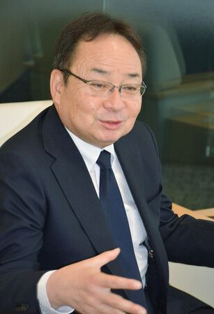 インタビューに応じる伊予銀行の佐賀山隆常務=12日、松山市