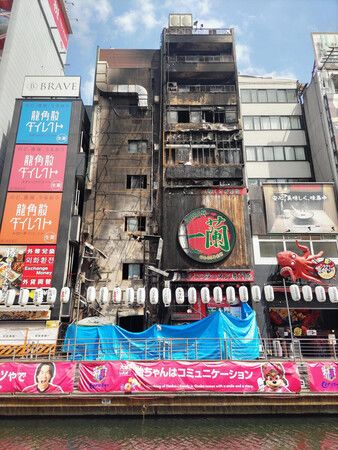 火災が起きた道頓堀のビル=2025年8月、大阪市中央区