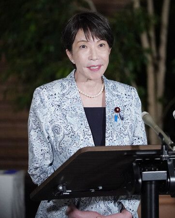 記者団の取材に応じる高市早苗首相=17日午後、首相官邸