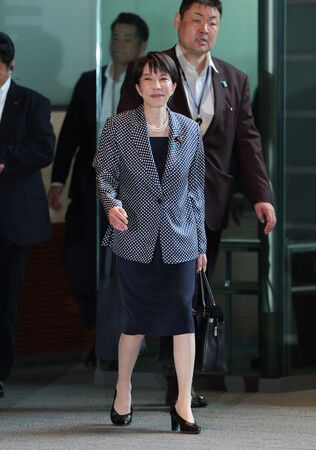 首相官邸に入る高市早苗首相(手前)=22日、東京・永田町