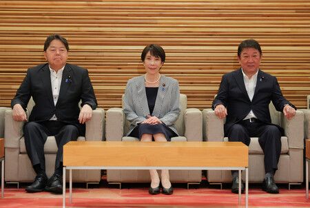 閣議に臨む高市早苗首相(中央)ら=24日午前、首相官邸