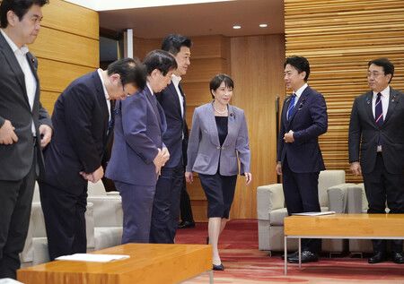 閣議に臨む高市早苗首相(右から3人目)ら=28日、首相官邸