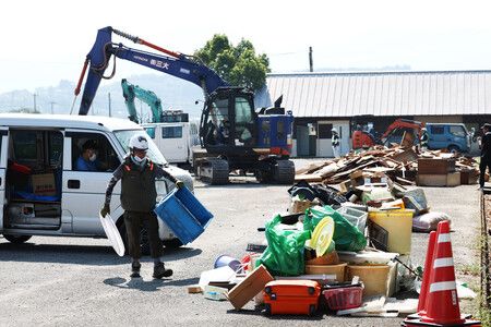 損壊家具や廃材、次々と＝災害ごみ受け入れ開始―震度7の熊本県氷川町