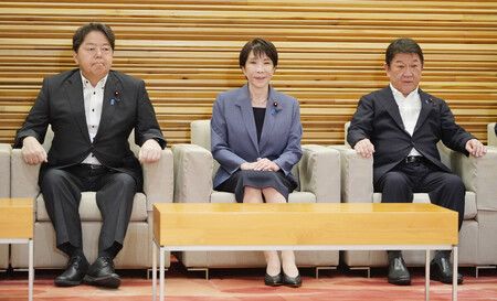 閣議に臨む高市早苗首相(中央)ら=25日午前、首相官邸