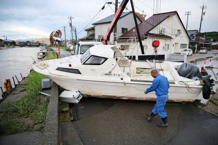 大雨の影響で流されたボート=27日午後、富山県氷見市