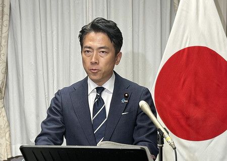 記者団の取材に応じる小泉進次郎防衛相=28日午後、国会内