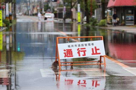 大雨により冠水した道路=30日午前、福井市