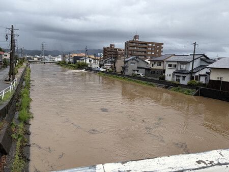 豪雨の影響で増水した川=30日午前、福井市