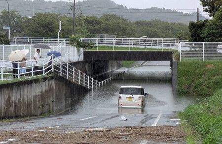 冠水したアンダーパスで浸水した車=7日午後、福島県いわき市