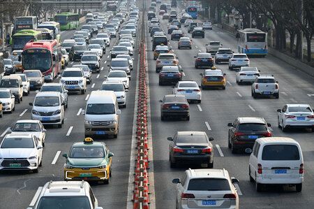 北京市内の道路を走る自動車(資料写真、AFP時事)