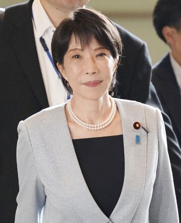 首相官邸に入る高市早苗首相=8日午前、東京・永田町