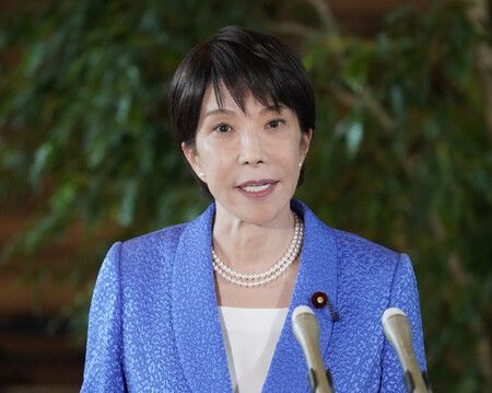 記者団の取材に応じる高市早苗首相=16日午前、首相官邸