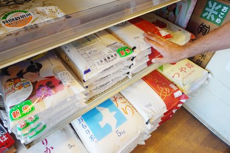 販売店の店頭に並んだコメ=8月25日、東京都渋谷区