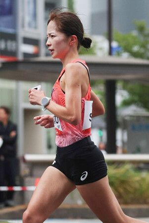 陸上女子マラソンで力走する佐藤早也伽=26日、名古屋市中区