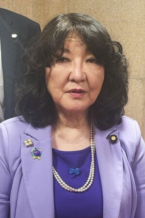 取材に応じる片山さつき財務相=25日夜、東京都千代田区