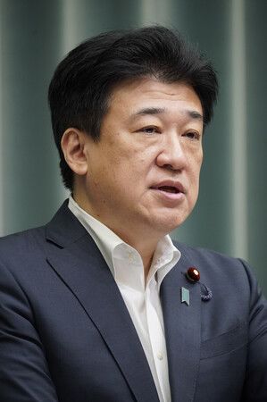 記者会見する木原稔官房長官=28日午前、首相官邸