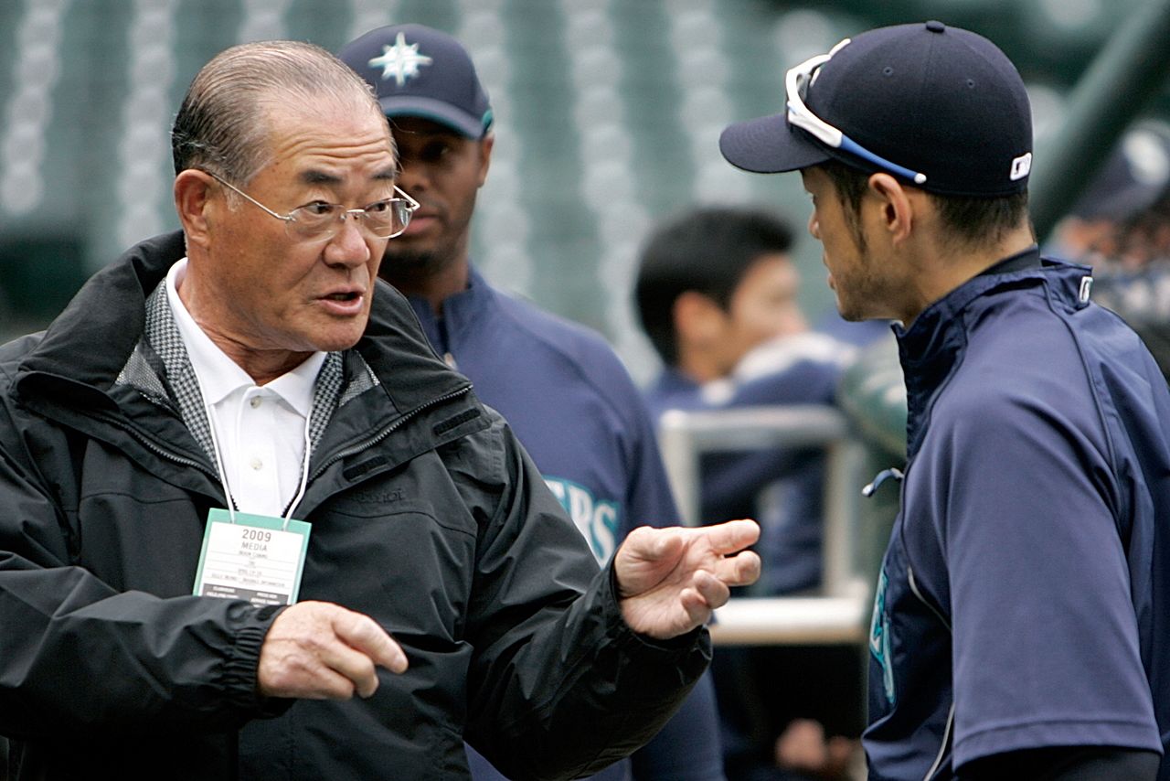 打撃練習の合間、マリナーズのイチローと話す張本勲氏=2009年4月、米シアトル(時事)
