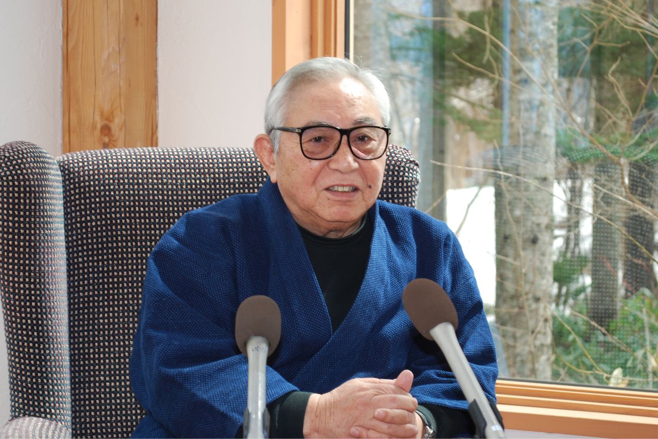 旭日小綬章を受け、喜びを語る倉本聰さん。北海道富良野市のアトリエにて=2010年4月撮影(時事)