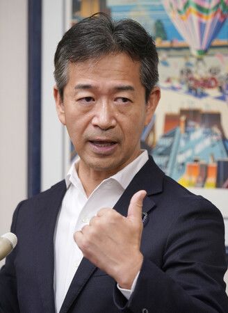 記者団の取材に応じる公明党の岡本三成氏=30日午後、国会内