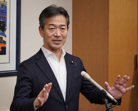 記者団の取材に応じる公明党の岡本三成氏=30日午後、国会内