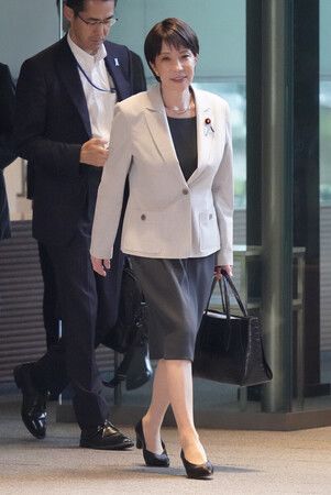 首相官邸に入る高市早苗首相=30日午前、東京・永田町
