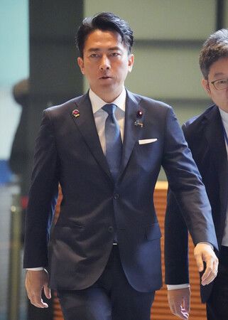 首相官邸に入る小泉進次郎防衛相=5日、東京・永田町