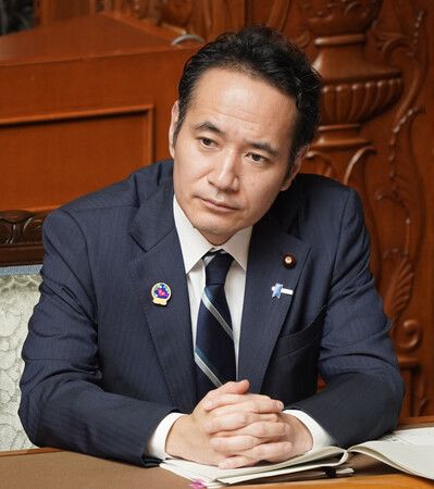 参院本会議に臨む簗和生農林水産相=9日午後、国会内