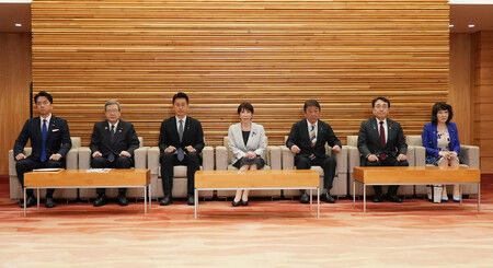 閣議に臨む高市早苗首相(中央)ら=9日午前、首相官邸