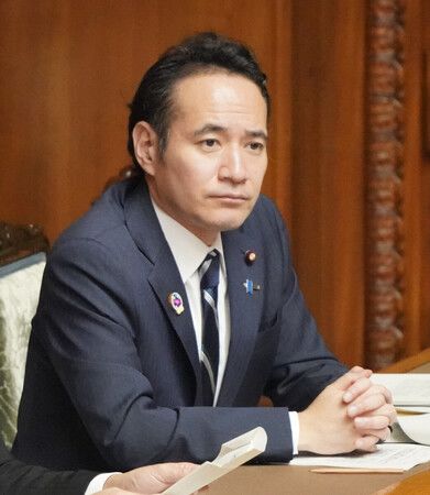 参院本会議に臨む簗和生農林水産相=9日、国会内