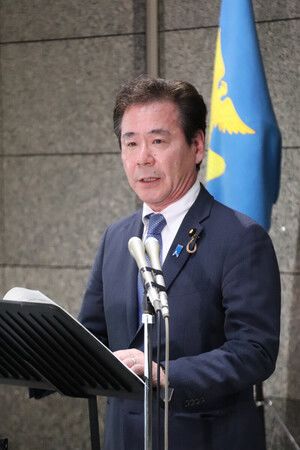 記者団の取材に応じる小鑓隆史防衛副大臣=12日午後、防衛省