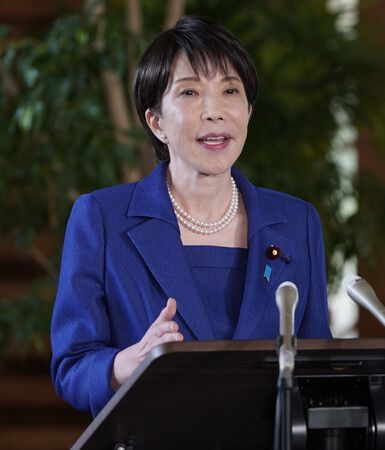記者団の取材に応じる高市早苗首相=15日午前、首相官邸