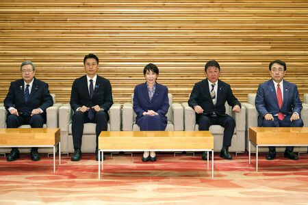 閣議に臨む高市早苗首相(中央)ら=16日午前、首相官邸