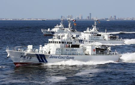 訓練を行う海上保安庁の巡視船=2018年5月、東京湾