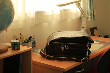 子ども部屋の机の上に置かれたランドセル(写真はイメージ)