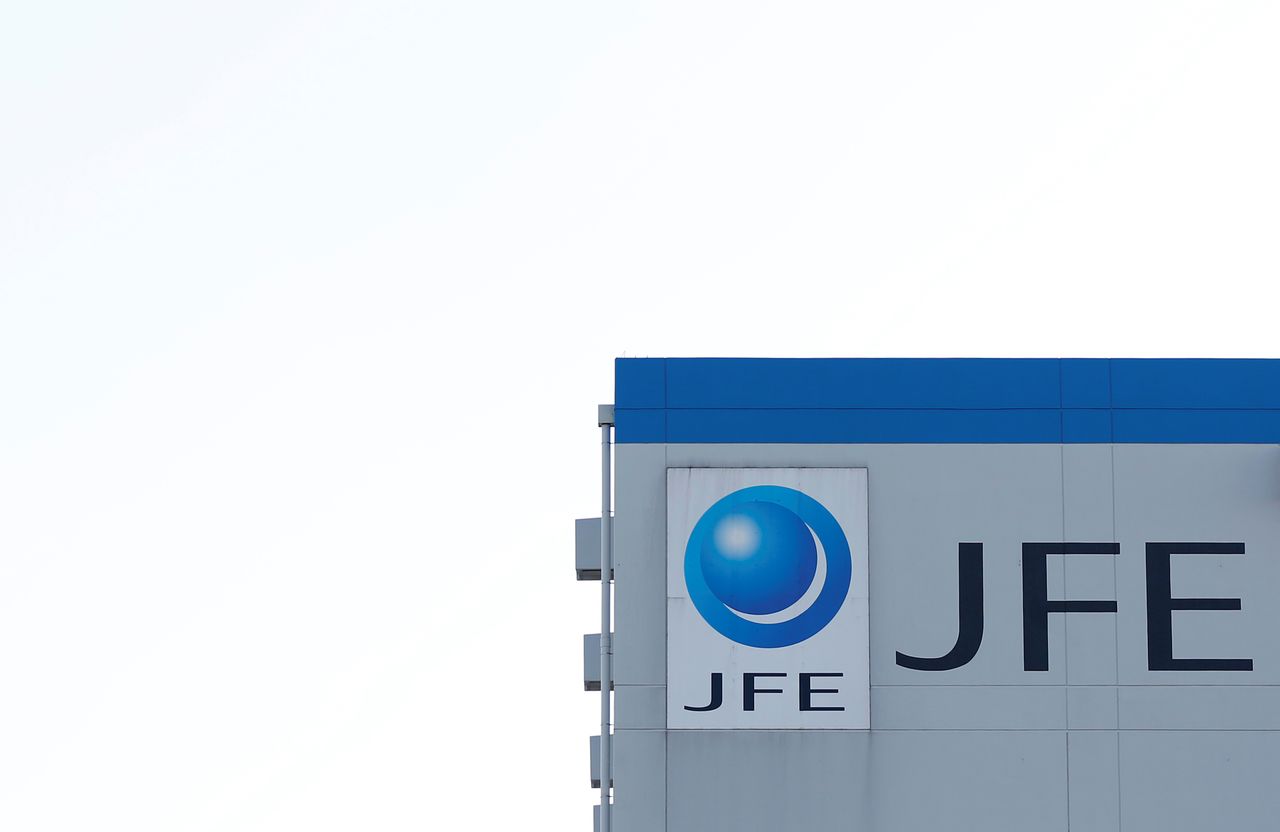 2月9日、JFEホールディングスは、2021年3月期の連結純損益(国際会計基準)予想を1000億円の赤字から380億円の赤字に上方修正したと発表した。写真は神奈川県川崎市で撮影、2013年1月(2021年 ロイター/Toru Hanai)