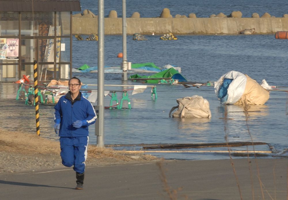 ◆津波が堤防越え＝浦幌　浦幌町の厚内港では津波到達時、底まで見えるほど港内の水が引いた。その後、急激に流れ込んで一気に堤防を越える津波が繰り返された（３月１１日）