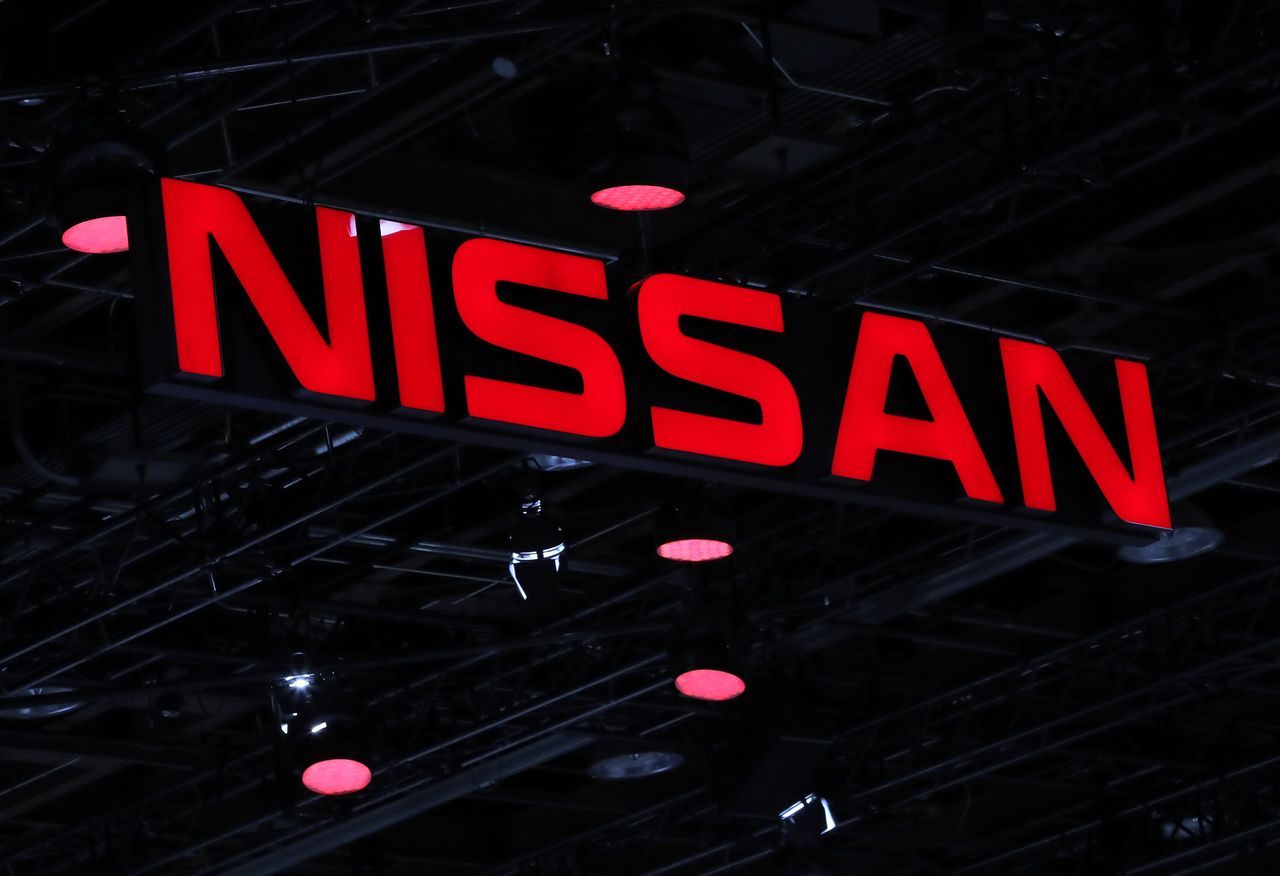 日産自動車は18日、半導体不足に対応し、米テネシー、ミシシッピ両州とメキシコの工場で生産を削減すると明らかにした。写真は同社のロゴ。デトロイトで行われたオートショーで2019年撮影(2021年 ロイター/Brendan Mcdermid)