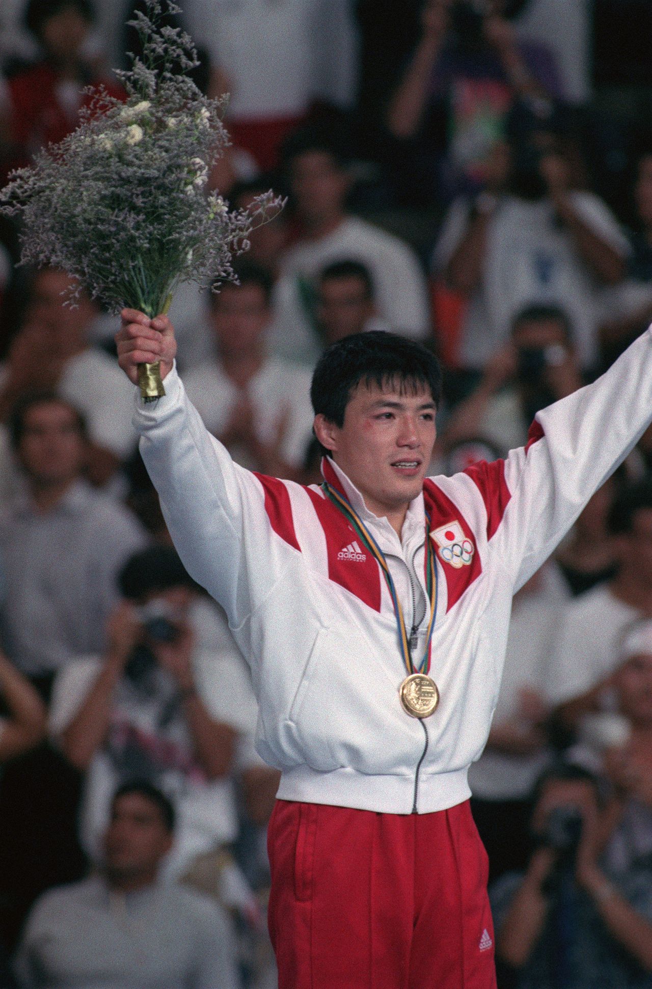 柔道男子71キロ級で優勝、表彰式で金メダルを胸に笑顔の古賀稔彦＝1992年7月31日、スペイン・バルセロナ（時事）