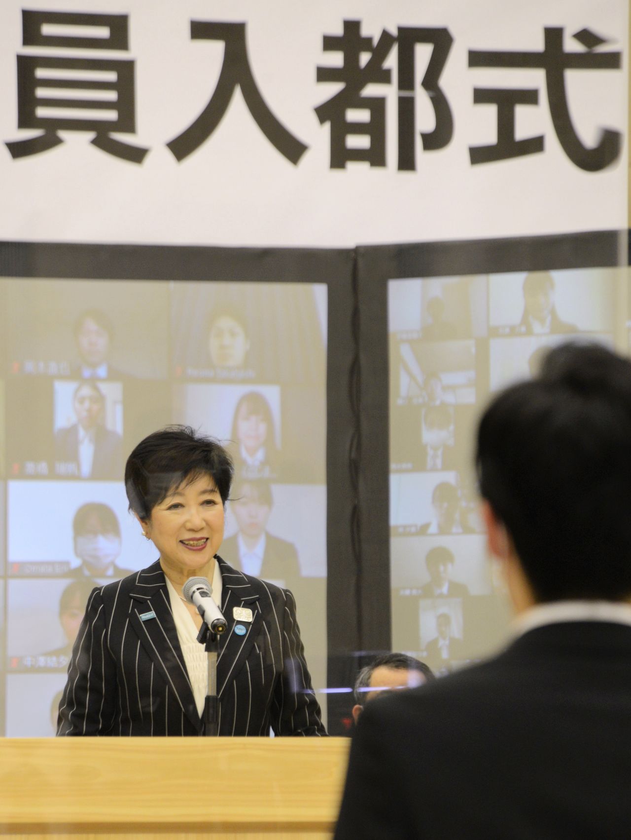 東京都は1日、この日新たに475人の新型コロナ感染が確認されたと発表した。2月10日以来の多さとなる。写真は同日、オンラインで行われた東京都の入都式で式辞を述べる小池百合子知事。東京都庁で撮影。(2021年 時事通信)