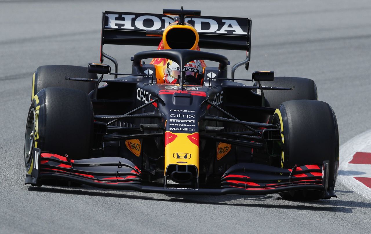 自動車レースF1は、来月にリアウイングのたわみに関するテストを行うことを全チームに通達した。写真はレッドブル・ホンダの車体。7日にバルセロナで撮影(2021年 ロイター/Albert Gea)