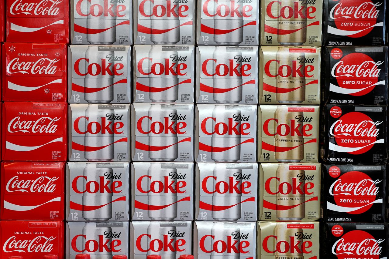 米コカ・コーラは１４日、北米でエナジードリンク「コカ・コーラ・エナジー」の販売を打ち切ると発表した。写真は、同社の製品群。2017年11月21日に米ロサンゼルス市内で撮影。（2021年　ロイター／Lucy Nicholson）