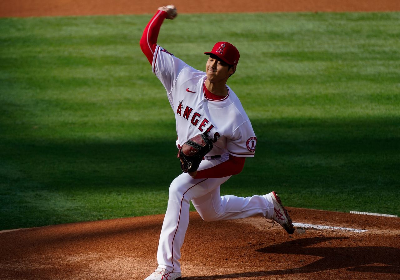 MLBは19日、各地で試合を行い、エンゼルスの大谷翔平選手がインディアンス戦に「2番・投手」で先発出場した(2021年 ロイター/Robert Hanashiro-USA TODAY Sports)