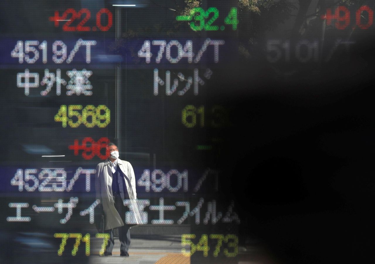 5月25日、前場の東京株式市場で、日経平均は前営業日比169円66銭高の2万8534円27銭となり、続伸した。都内で昨年11月撮影(2021年 ロイター/Issei Kato)