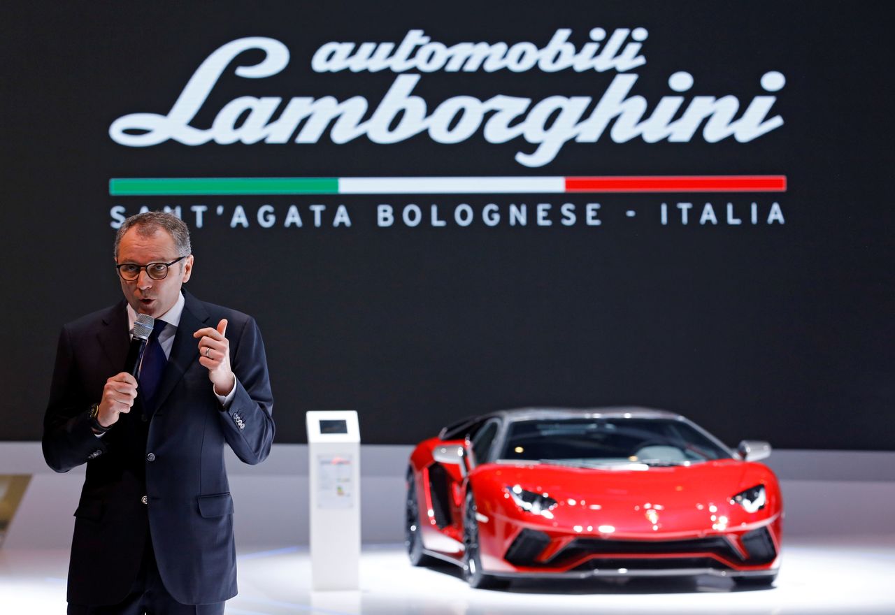 5月25日付英週刊誌オートカーは、ドイツの自動車大手フォルクスワーゲン(VW)が傘下のランボルギーニに対する75億ユーロ(92億ドル)の買収提案を受けたと伝えた。写真は自動車ショーで話すランボルギーニのステファノ・ドメニカリCEO。2018年3月、スイスのジュネーブで撮影(2021年 ロイター/Denis Balibouse)