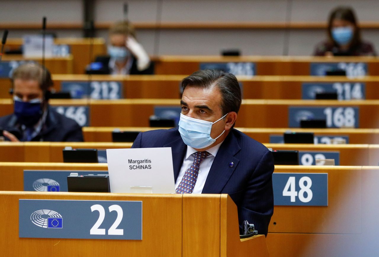 欧州連合(EU)の行政機関、欧州委員会のスキナス副委員長は26日、新型コロナウイルスワクチンの接種証明書制度の導入やワクチン接種の加速に伴い、域内の観光業は7月中旬までに再開できるという見通しを示した。写真はスキナス副委員長。19日撮影(2021年 ロイター/Johanna Geron)