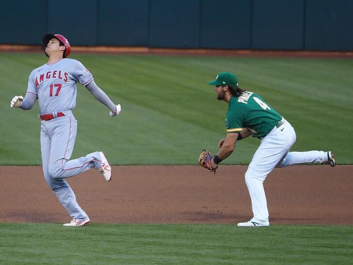 MLBは27日、各地で試合を行い、エンゼルスの大谷翔平選手(左)はアスレチックス戦で「2番・指名打者」で出場し、3打数無安打、1四球、1三振だった(2021年 ロイター/Kelley L Cox-USA TODAY Sports)